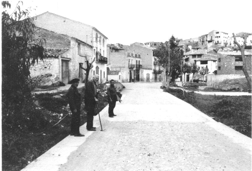 Imatge que conté a l’aire lliure, casa, blanc i negre, cel

Pot ser que el contingut generat amb IA no sigui correcte.